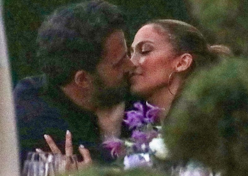 Više nema sumnje, vole se javno: Ben Affleck i Jennifer Lopez  uhvaćeni kako izmjenjuju vruće poljupce