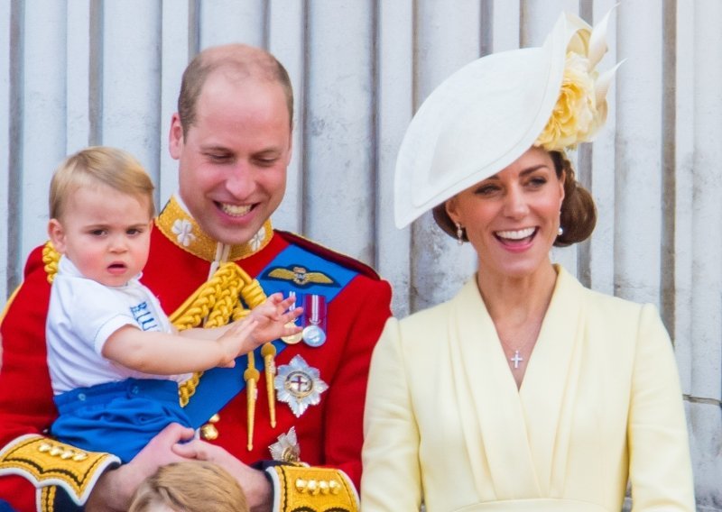 Kate Middleton i princ William obilježavaju Dan očeva simpatičnom čestitkom, a najviše pažnje privukla je nikad objavljena fotografija iz privatnog albuma
