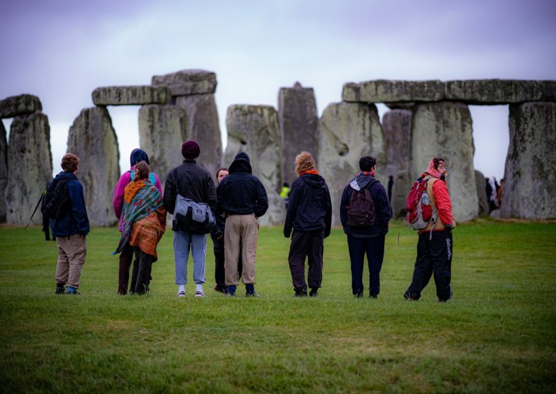 [FOTO] Posjetitelji na solsticij stigli na Stonehenge usprkos restrikcijama