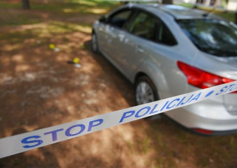 Požar progutao Opel Corsu, a policija u automobilu pronašla tijelo nepoznate osobe