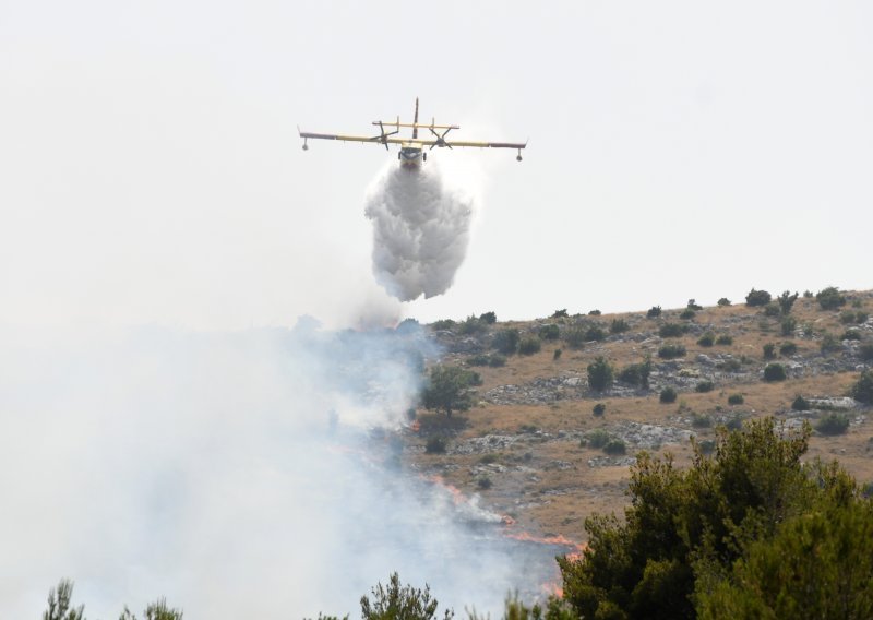 Lokalizirani požari u Splitsko-dalmatinskoj i Šibensko-kninskoj županiji