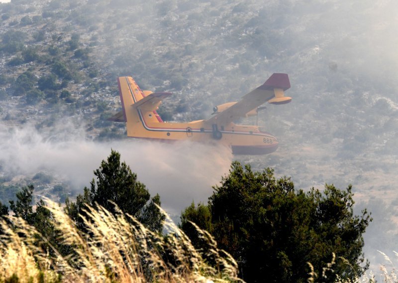 [FOTO/VIDEO] Gori šibensko odlagalište otpada, na terenu dva kanadera i 46 vatrogasaca