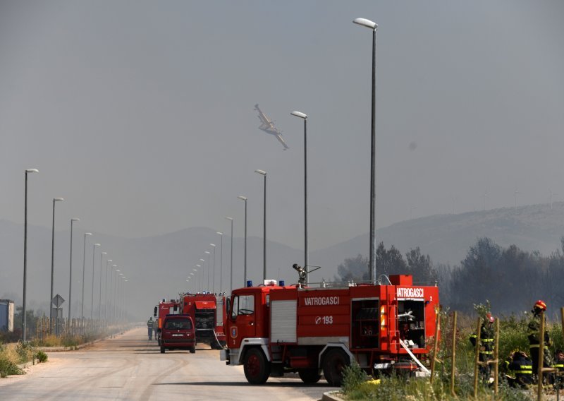 Lokaliziran požar koji se proširio prema šibenskoj Industrijskoj zoni Podi