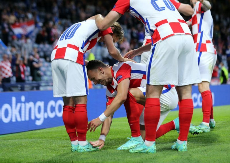 Fotografija koja je obišla svijet nakon što je Luka Modrić zabio najljepši gol Eura; ova scena s Perišićem u glavnoj ulozi mnogima je promakla