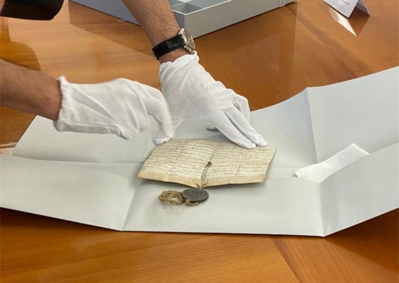 Hrvatska policija u Austriji pronašla papinske isprave iz 12. i 13. stoljeća, ukradene iz Državnog arhiva u Dubrovniku