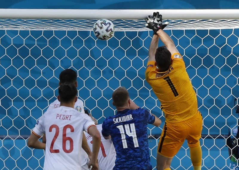 [FOTO] Španjolci utrpali pet golova Slovačkoj i 'furija' će u osmini finala igrati protiv Hrvatske; utakmicu obilježio komičan gol slovačkog golmana Dubravke...