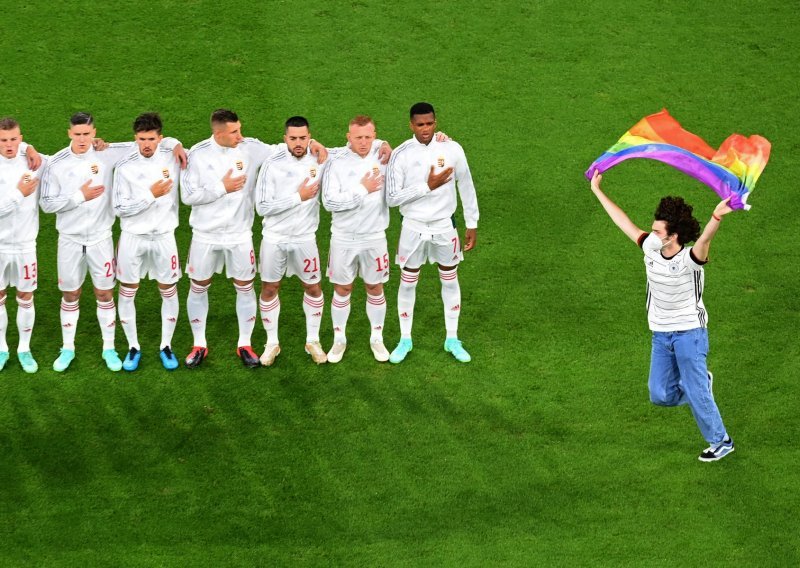 Politička utakmica na europskom prvenstvu u nogometu: Usred intoniranja mađarske himne na teren uletio gledatelj s LGBT zastavom