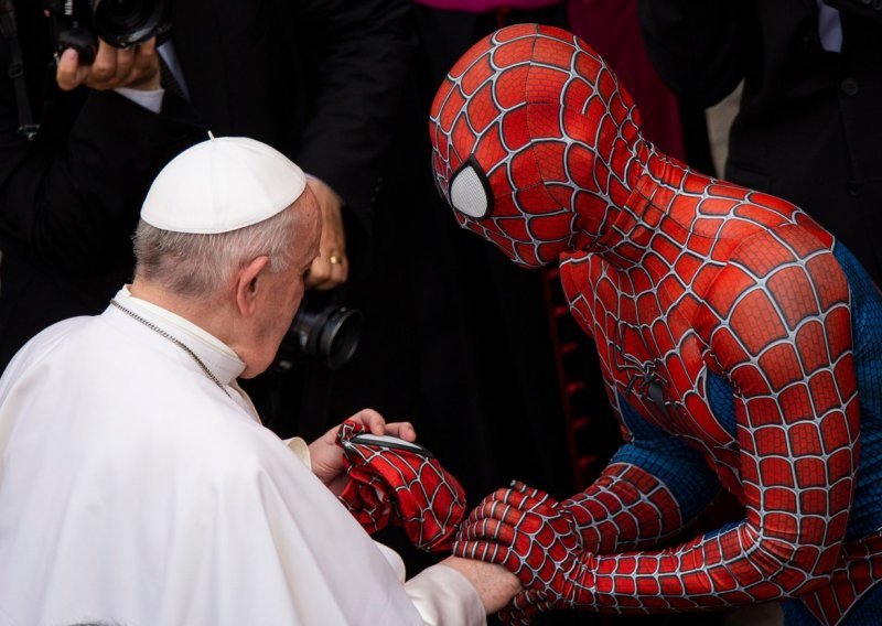[FOTO/VIDEO] Tko je muškarac u kostimu Spidermana kojem se usred Vatikana naklonio sam papa Franjo? Superheroj mu je poklonio svoju masku