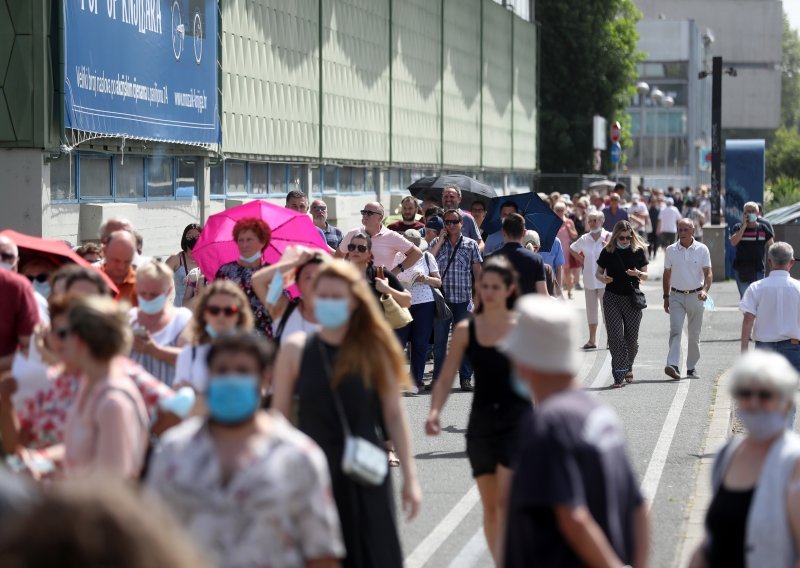 [FOTO/VIDEO] Nevjerojatna gužva za cijepljenje na Velesajmu! Tisuće ljudi na paklenoj vrućini čekaju svoju dozu; oglasio se i Beroš: 'Zovem Tomaševića'