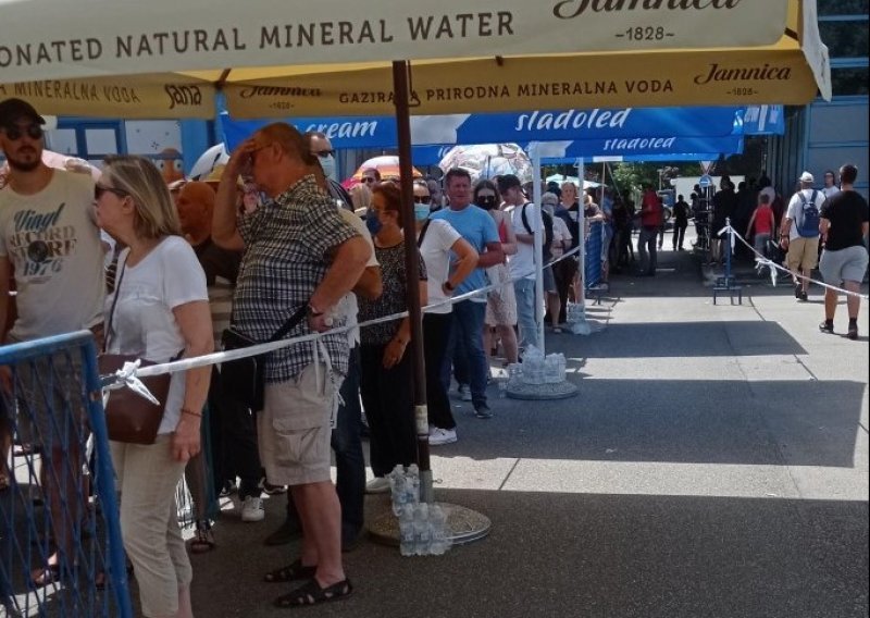 Građanima na Velesajmu danas podijeljeno 1500 boca vode, evo što poručuju iz Grada Zagreba