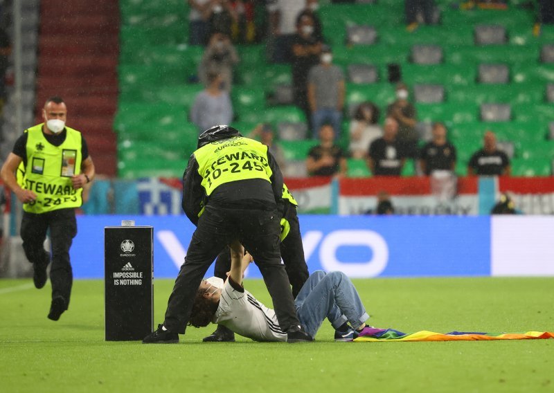 [FOTO] Incident na utakmici Eura; evo što se događalo za vrijeme intoniranja mađarske himne na stadionu u Münchenu