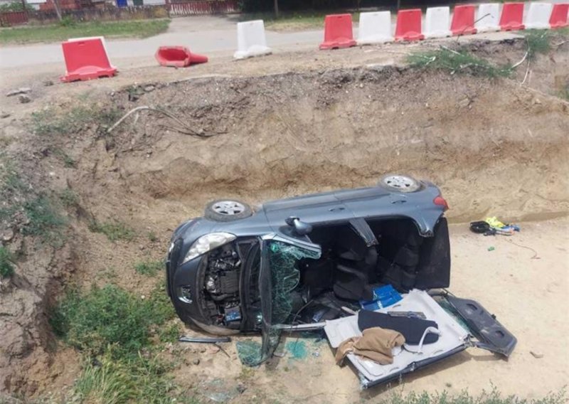 [FOTO] Muškarac se oglušio na sve zabrane vožnje pa je automobilom pao u golemu rupu; dvije osobe hitno prevezene u bolnicu