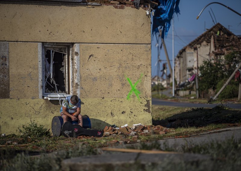 [FOTO] Tornado u Češkoj ostavio 26 kilometara dug trag razaranja, počelo čišćenje terena