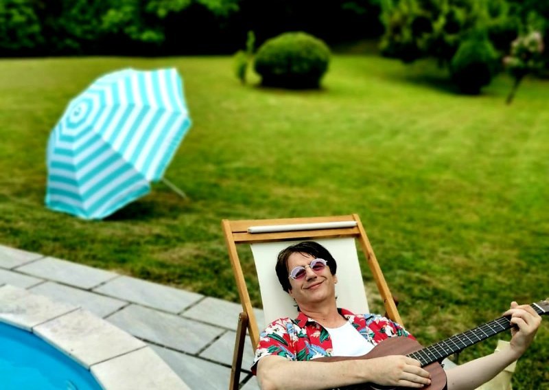 Boris Novković uz bazen i s gitarom lakše podnosi ljetne vrućine