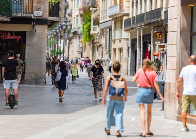 U Španjolskoj nakon više od godinu dana ukinuto nošenje maski na otvorenom