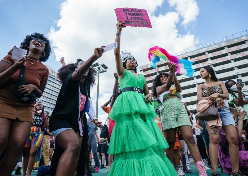 Stotine ljudi u Berlinu u 'alternativnim' povorkama ponosa za LGBTIQ prava