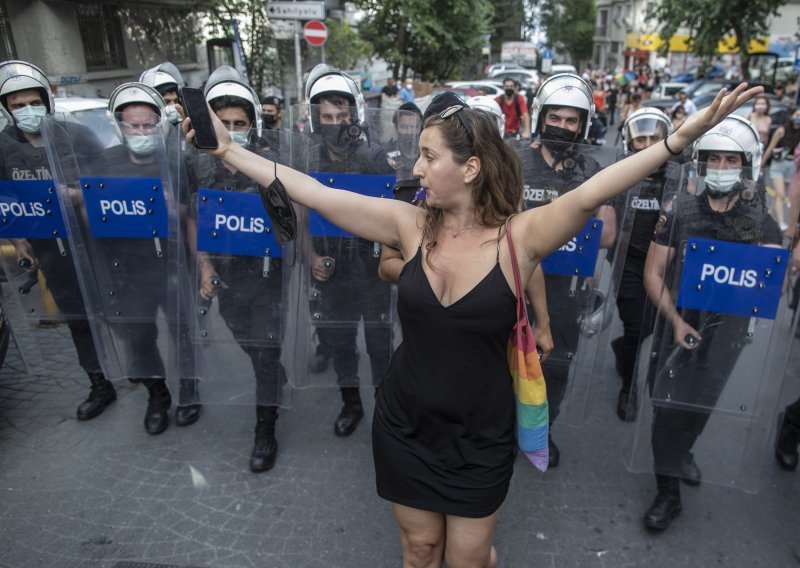[FOTO/VIDEO] Turska policija suzavcem rastjerala Paradu ponosa u Istanbulu, brutalno priveli i fotoreportera AFP-a