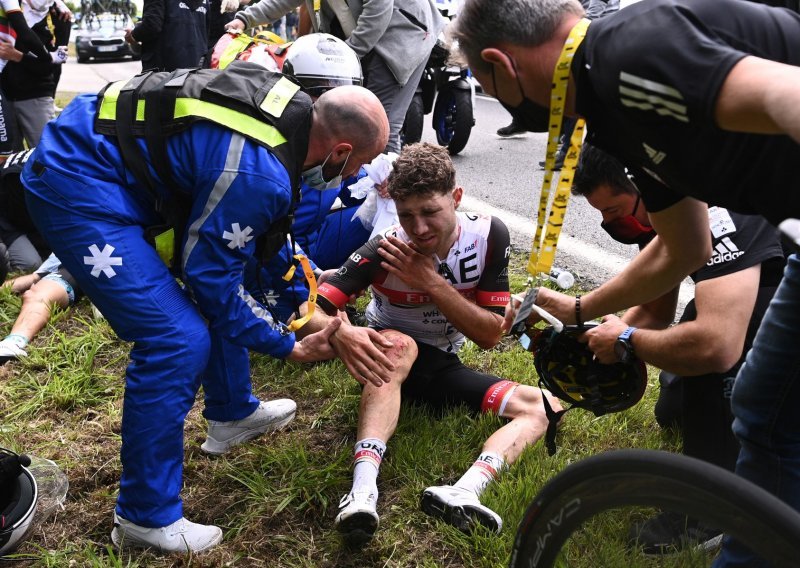[FOTO] Strašne scene s Tour de Francea; dvije teške nesreće obilježile najpoznatiju biciklističku trku, a u jednoj je sudjelovalo čak 50 vozača
