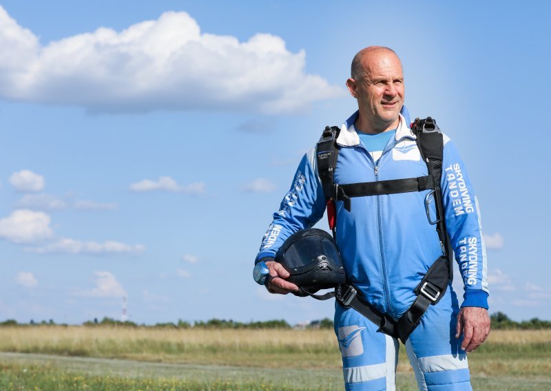 Ovaj 60-godišnjak skočio je padobranom 60 puta u 11 i pol sati i oborio rekord