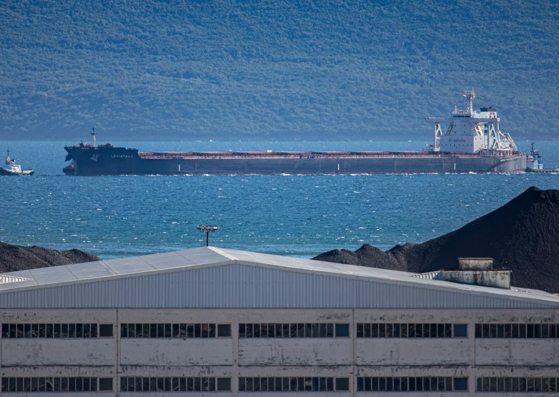 [FOTO] Pogledajte grdosiju: U Luku Ploče pristao najveći brod ikada, ima gotovo 300 metara