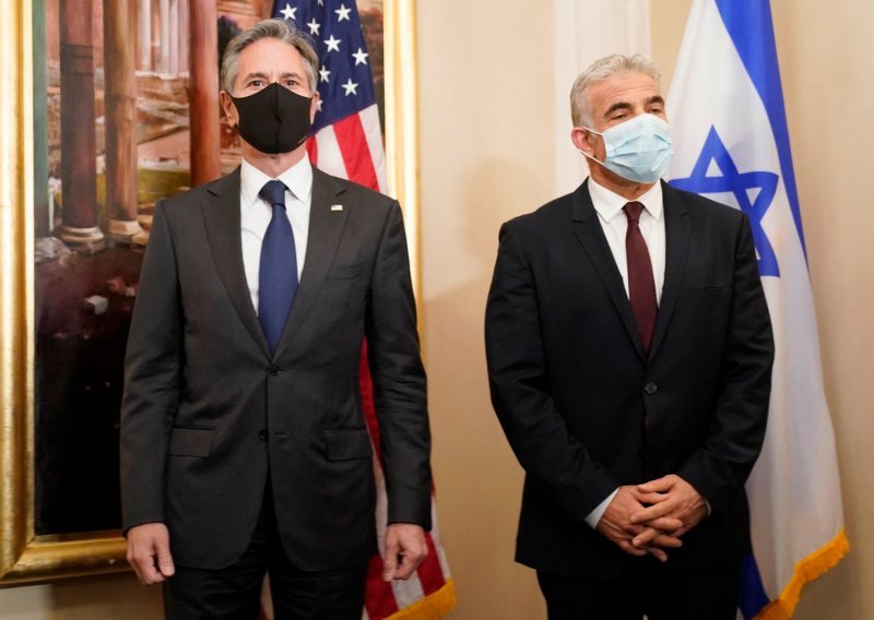 Susret novog izraelskog ministra vanjskih poslova Yaira Lapida s američkim državnim tajnikom Antonyjem Blinkenom; na stolu je Iran