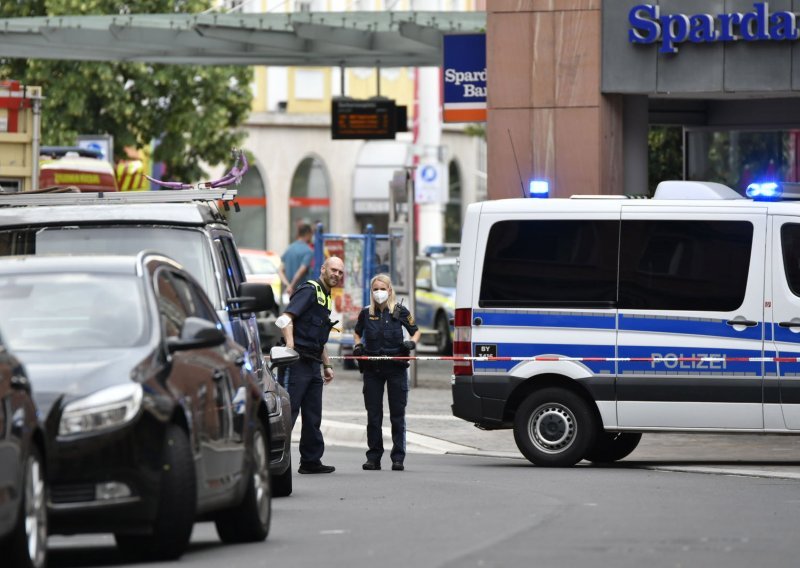 Ponovno napad nožem u Njemačkoj: Dva prolaznika izbodena, napadač u bijegu