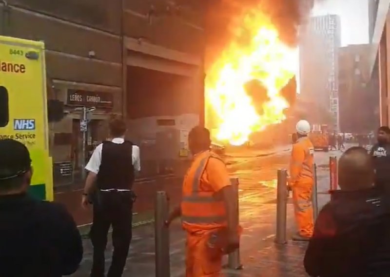 [VIDEO] Veliki požar na nadvožnjaku u Londonu, pogledajte snimke