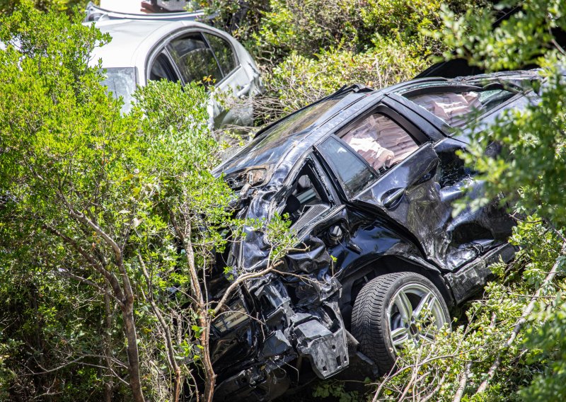 Dva automobila sletjela u provaliju nedaleko od Dubrovnika, dvoje ozlijeđenih