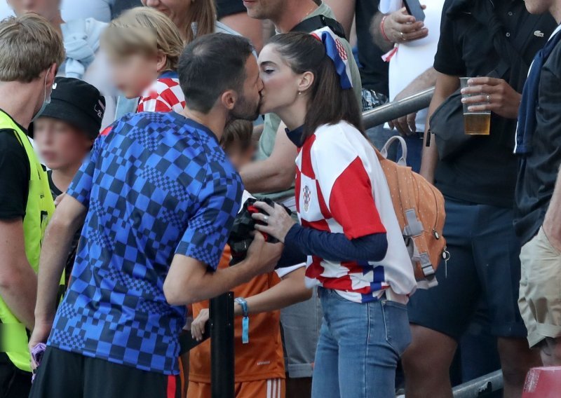 Podrška bližnjih nakon utakmice: Modrić požurio zagrliti sina, a Badelj sa suprugom razmijenio nježan poljubac