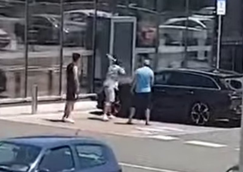 [VIDEO] Nedaleko od policijske postaje, usred bijela dana u Bjelovaru palicom demolirali automobil
