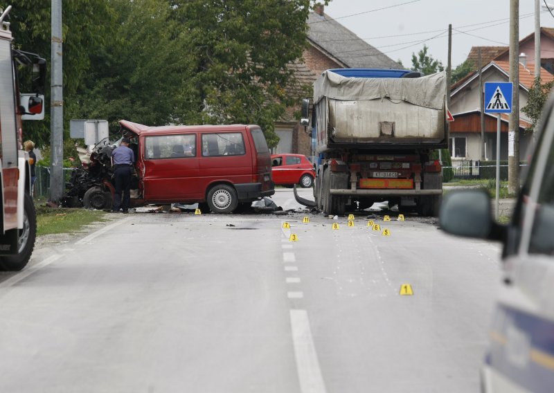 U sudaru kombija i kamiona kod Kutine 4 poginulih