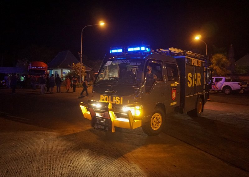 Zbog jakih struja prevrnuo se trajekt blizu Balija, sedmero mrtvih i 11 nestalih