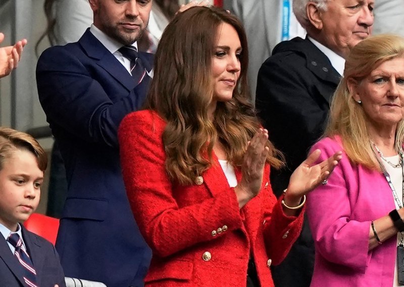 Kate Middleton bojama odjeće šalje jasnu poruku i nosi odličan Zarin sako koji izgleda puno skuplje od prave cijene