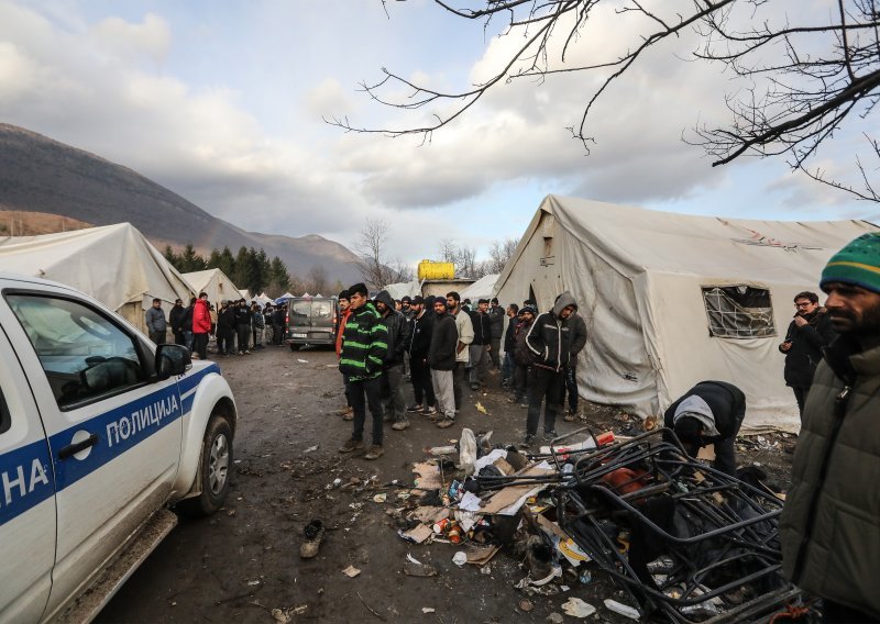 Incident nedaleko Bihaća: Migranti nasrnuli kamenjem na policiju u kampu Lipa, dvojica ozlijeđena