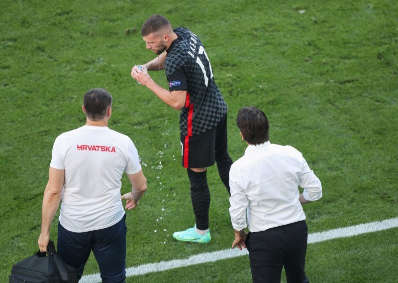 Ante Rebić nije izdržao slušajući kritike, te se preko društvenih mreža obračunao s Prosinečkim, Vlaovićem, Samovojskom ali i izbornikom Dalićem?!