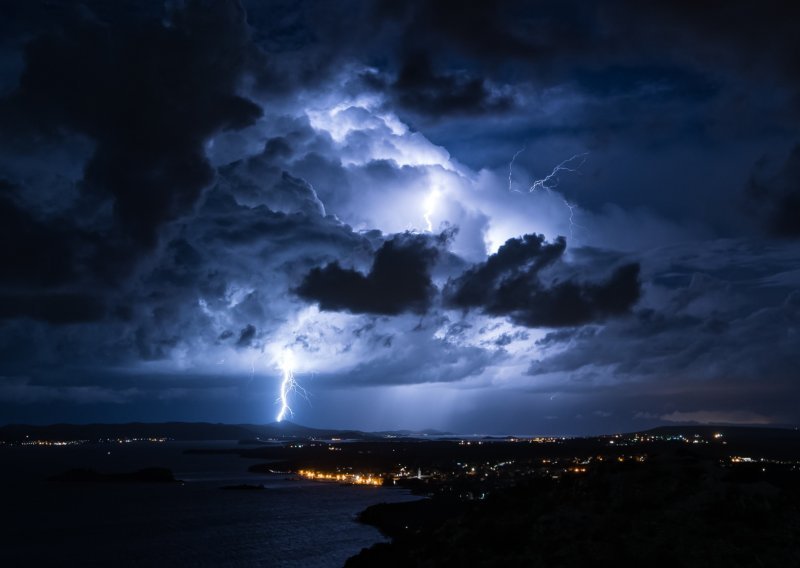 Nakon velikih vrućina, stiže nestabilno vrijeme: Upaljen meteoalarm, prognoziraju se pljuskovi, grmljavina, a moguća i tuča