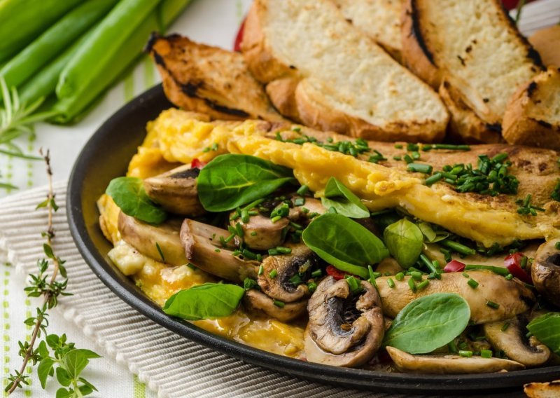 Bolji omlet od ovoga teško je pripremiti: Ukusan i pun povrća gotov je u nekoliko minuta, a siti ćete biti satima