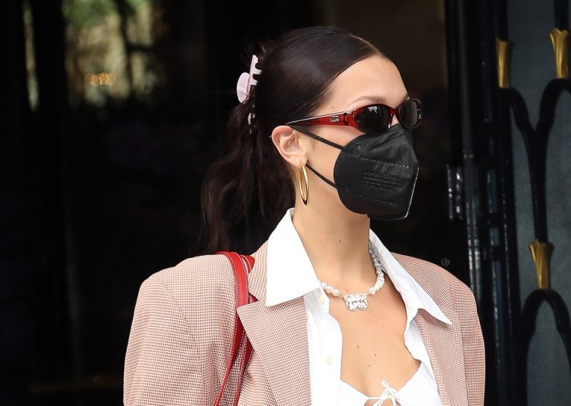 Bella Hadid dobro zna kako se privlače pogledi: Svi bruje o odvažnom dekolteu manekenske zvijezde