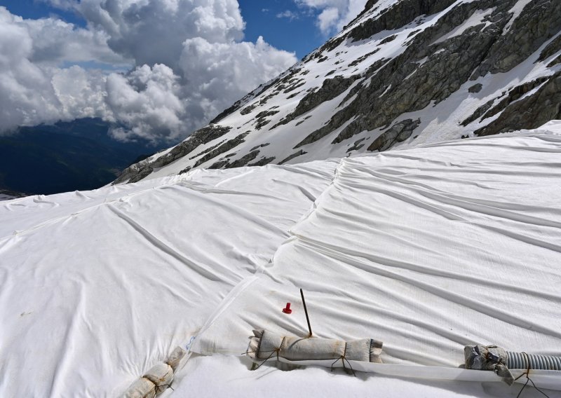 [FOTO] Borba za spas: Italija ceradama prekriva ledenjak kako se ne bi topio tijekom ljeta