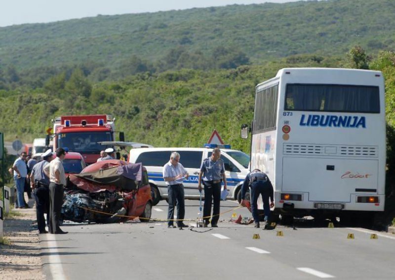 Poginuo vozač Fiata u sudaru s autobusom punim djece