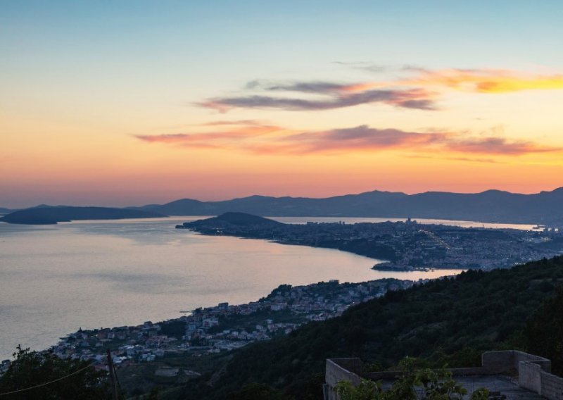 Okusi tradicionalne dalmatinske 'spize' s pogledom na Split koji oduzima dah