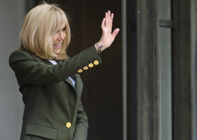 Vjerna svom stilu: Brigitte Macron spojila trendi sako sa suknjom riskantne duljine