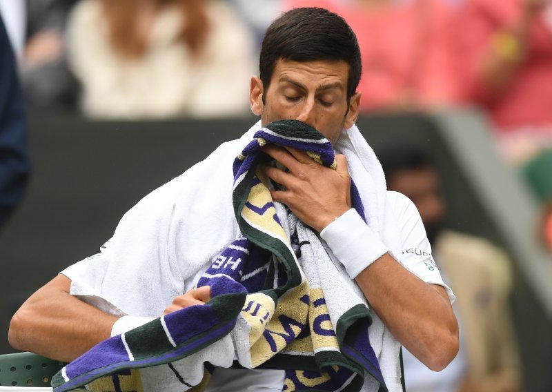 [FOTO] Novak Đoković ispisuje tenisku povijest te se usput vulgarno obračunava s gledateljima; najnoviji ispad u Wimbledonu nije mu trebao...