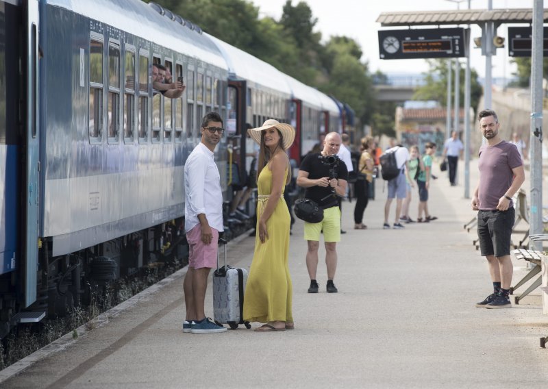 [FOTO] Stigao prvi turistički vlak iz Budimpešte u Split, iz HŽ-a najavljuju: Od iduće godine Jadran ćemo povezati i s Poljskom, ali i Slavonijom