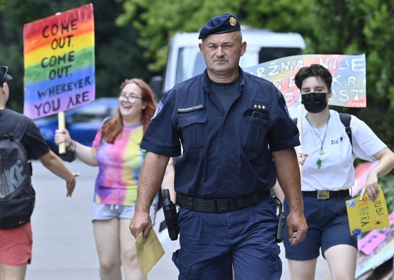 Niz incidenata na dan Povorke ponosa: Tukli sudionike, pljuvali ih u lice, a četvorica 'junaka' udarala 18-godišnju djevojku zastavom duginih boja