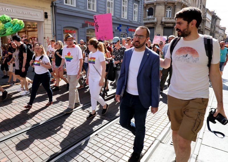 [VIDEO/FOTO] U zagrebačkoj Povorci ponosa, saborski zastupnici i Tomašević: 'Ovo je prvi put da gradonačelnik dolazi na Pride. Nitko ne smije biti diskriminiran na bilo kojoj osnovi'