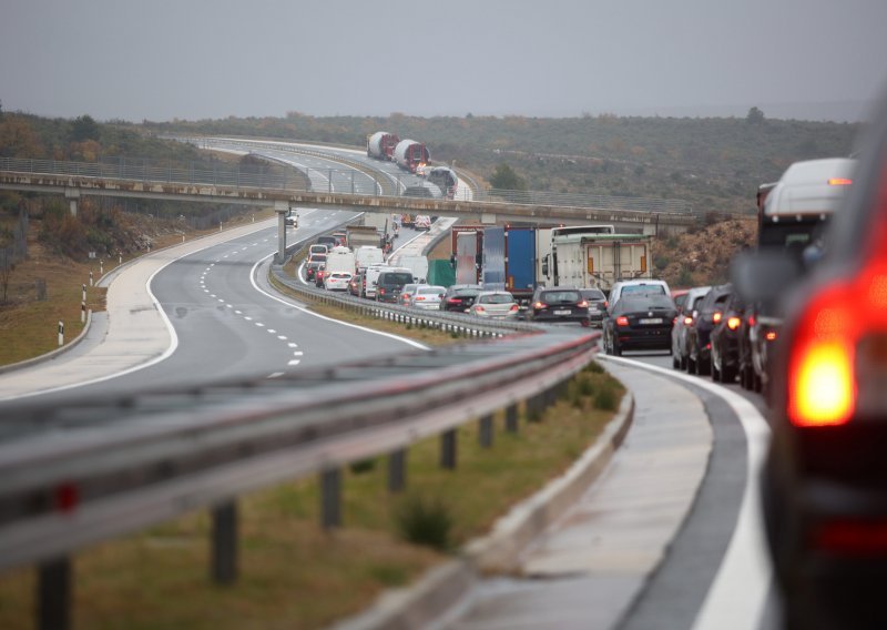 I danas gužve u prometu, budite posebno oprezni na A1: Kod Šibenika prometna nesreća, a kod Janjča čovjek hoda autocestom