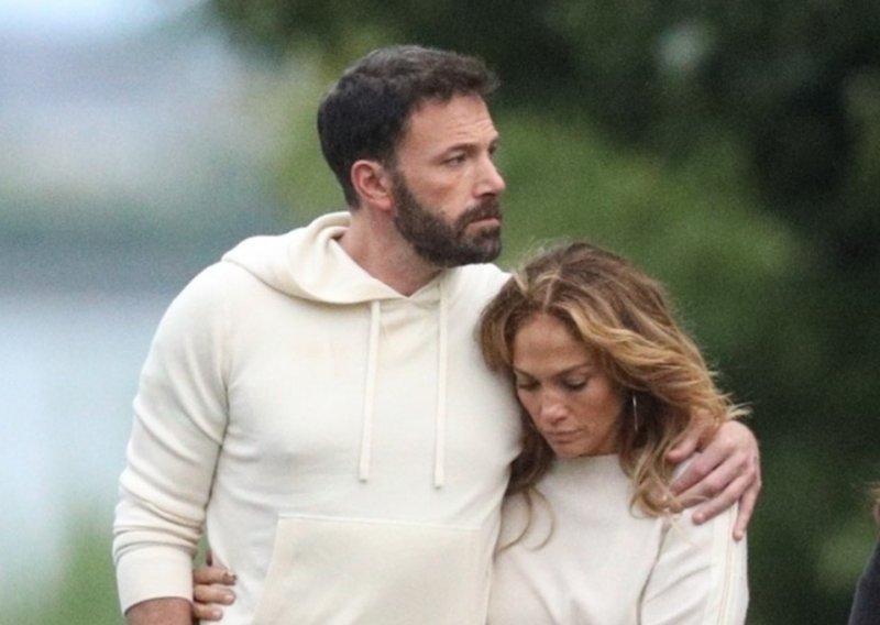 To mora da je ljubav: Ben Affleck i Jennifer Lopez zagrljeni u romantičnoj šetnji