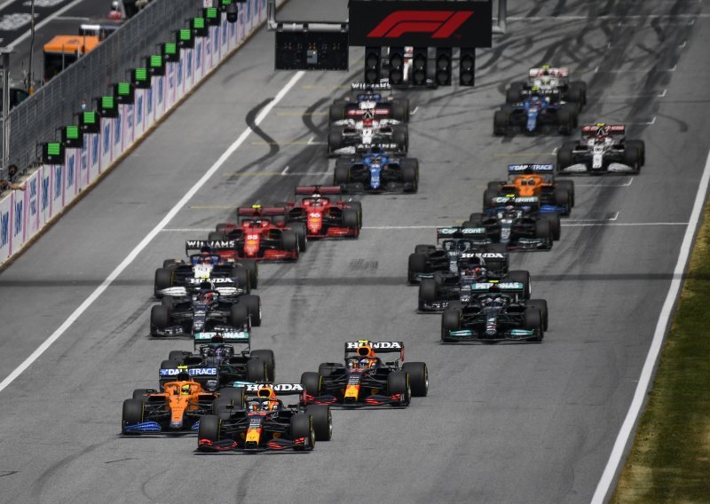 Max Verstappen potukao konkurenciju na VN Austrije, a Lewis Hamilton ostao razočaran, jer mu se ovo dogodilo treći puta ove sezone