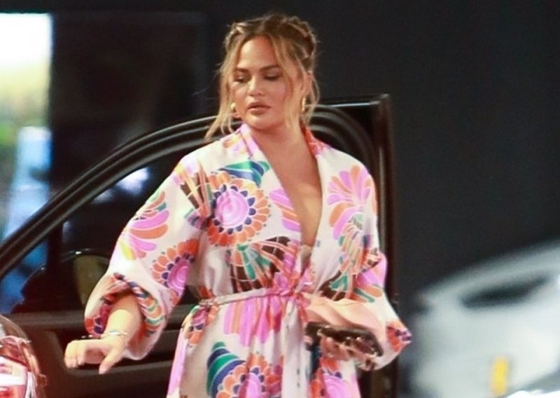 Chrissy Teigen ima savršenu haljinu: Ovo je ljetna modna kombinacija koju ove sezone svi žele u ormaru